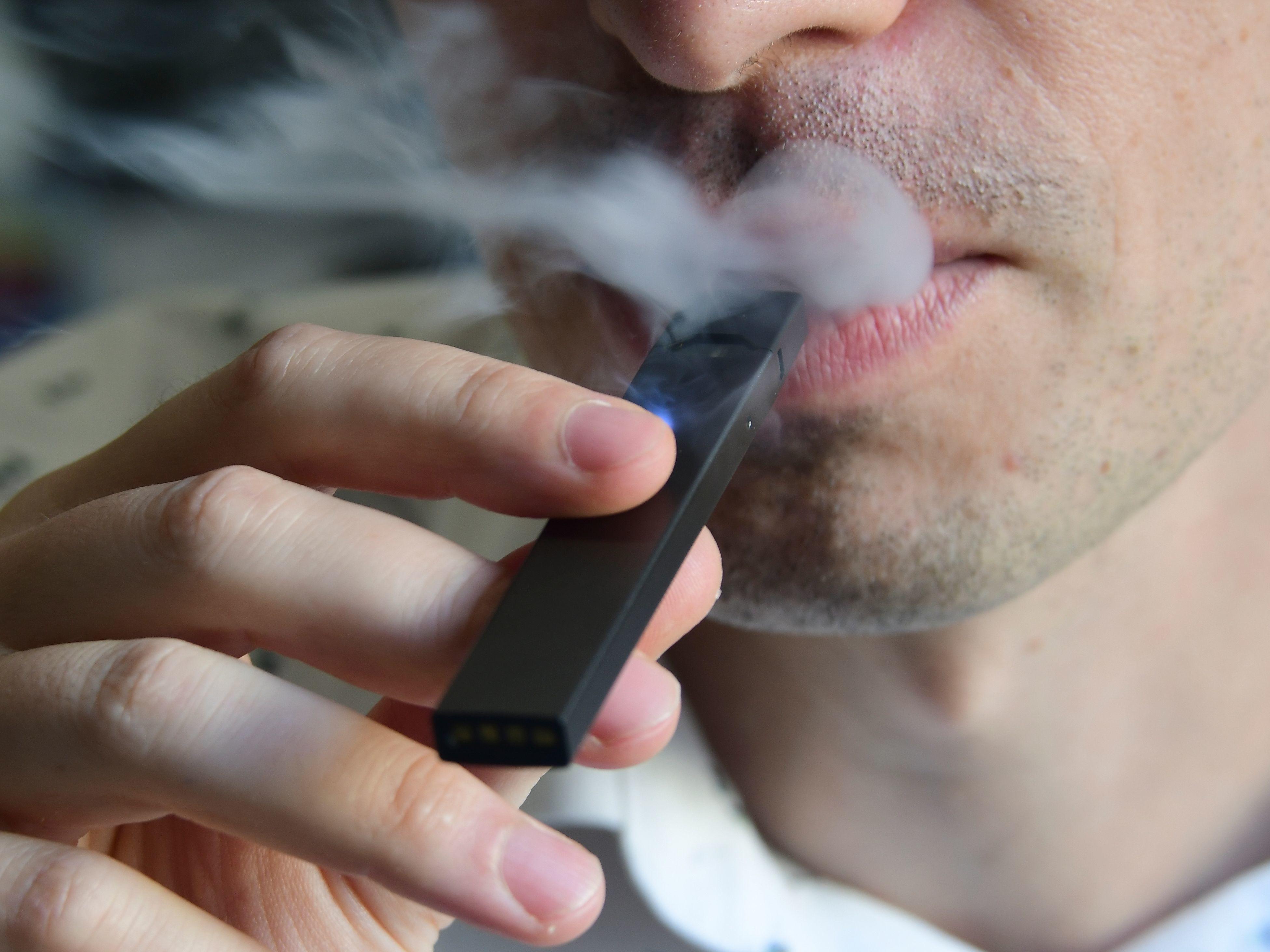Vaping vs. Smoking: A Health Showdown Between Choices Vaping vs. Smoking: A Health Showdown Between Choices